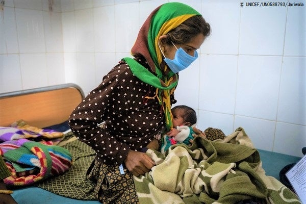 生まれたばかりの赤ちゃんに母乳をあげる母親。(インド、2022年1月撮影) © UNICEF_UN0588793_Jariwala