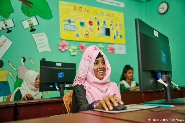 ユニセフが提供するデジタルリテラシー研修を受ける16歳のサディヤさん。(バングラデシュ、2022年1月撮影) © UNICEF_UN0581085_Sujan