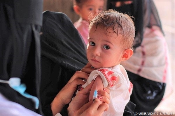 ユニセフの緊急予防接種キャンペーンで、はしかと風疹の予防接種を受ける子ども。(イエメン、2022年5月撮影) © UNICEF_UN0647014_ALfilastini