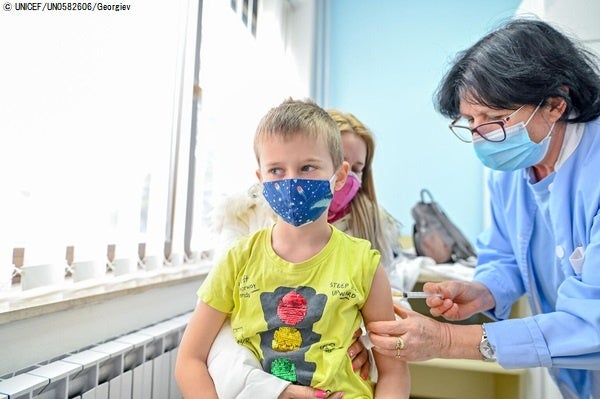 三種混合ワクチン(DTP：ジフテリア・百日咳・破傷風混合ワクチン)の接種を受ける7歳のアレクセイちゃん。(北マケドニア、2022年1月撮影) © UNICEF_UN0582606_Georgiev