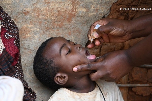 ポリオの予防接種キャンペーンで、ポリオワクチンの投与を受ける子ども。(カメルーン、2022年6月30日撮影) © UNICEF_UN0668436_Dejongh