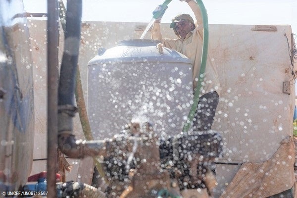 バールベック近くのシリア難民のための非公式居住区に届いた水の様子。(レバノン、2022年7月6日撮影) © UNICEF_UN0671356_