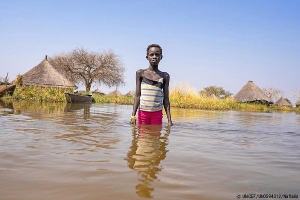 洪水の被害にあったジョングレイ州の村で、浸水した道の上に立つ12歳の子ども。(南スーダン、2022年1月撮影) © UNICEF_UN0594312_Naftalin