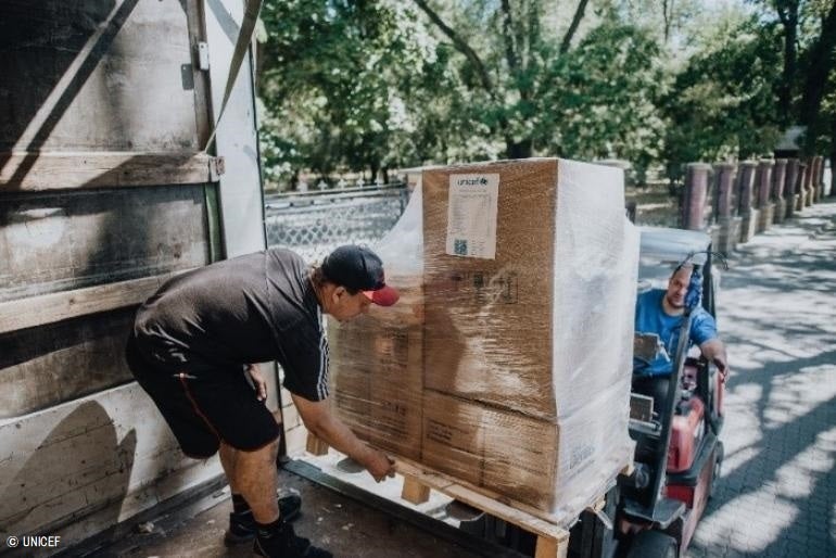 南部で紛争の被害を受ける約5万人の子どもたちのために、オデーサに届いた命を守る支援物資。(ウクライナ、2022年7月26日撮影) © UNICEF
