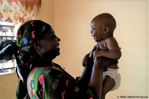 18歳の時、夫婦共にHIV陽性と判明した3人の子どもの母親。投薬治療を続けており、子どもたちは健康に成長している。(ブルキナファソ、2022年5月撮影) © UNICEF_UN0640788_Dejongh