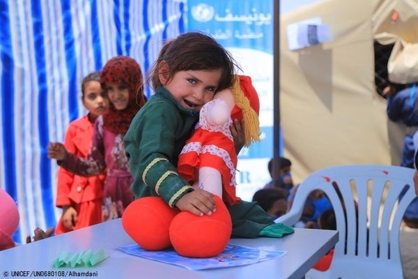 マリブにあるユニセフの子どもにやさしい空間で遊ぶ子ども。7年間も続く紛争を経験した子どもたちの傷を癒したり、学校に戻れるよう支援したりしています。(イエメン、2022年7月撮影)© UNICEF_UN0680108_Alhamdani