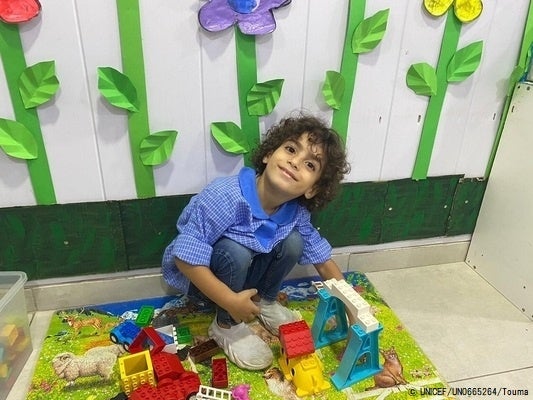 ベイルートのシャティラ難民キャンプで遊ぶパレスチナ難民の子ども。(レバノン、2022年6月撮影)※本文との直接の関係はありません© UNICEF_UN0665264_Touma