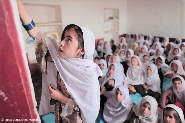 学習センターで授業を受ける女子生徒たち。(アフガニスタン、2022年6月撮影) © UNICEF_UN0652303_Nesbitt