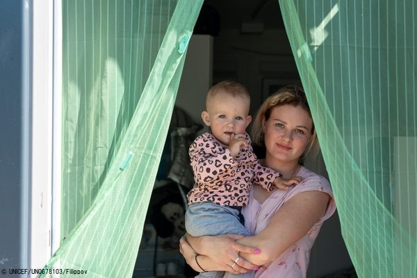 激化したザポリージャの戦闘から家族と逃れ、リヴィウの仮設住居で暮らすヴィラさん。(ウクライナ、2022年6月撮影) © UNICEF_UN0678103_Filippov