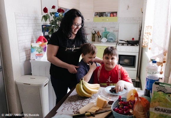 戦闘が激化したマリウポリから逃れ、避難先で現金給付支援を受けながら生活する8歳のミキータさんと4歳のダニーロちゃん兄弟と家族。(ウクライナ、2022年5月撮影) © UNICEF_UN0667795_Bundzilo