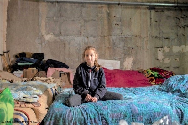 北東部ハルキウで、空襲や砲撃から逃れるため地下駐車場に家族と避難した9歳のアリーナさん。(ウクライナ、2022年5月撮影) © UNICEF_UN0642195_Filippov