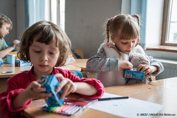 ユニセフから受け取った車のおもちゃで遊ぶウクライナ難民の子どもたち。(ルーマニア、2022年5月撮影) © UNICEF_UN0645384_Moldovan
