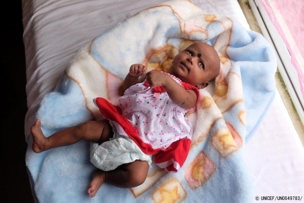 保健センターに連れられてきた、生まれたばかりの子ども。(スリランカ、2022年6月撮影) © UNICEF_UN0649783_