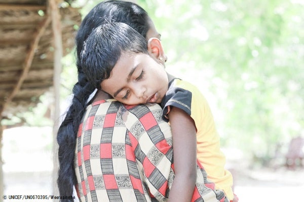 母親に抱かれぐったりしている栄養不良の3歳の子ども。(スリランカ、2022年7月5日撮影) © UNICEF_UN0670395_Weerasinghe
