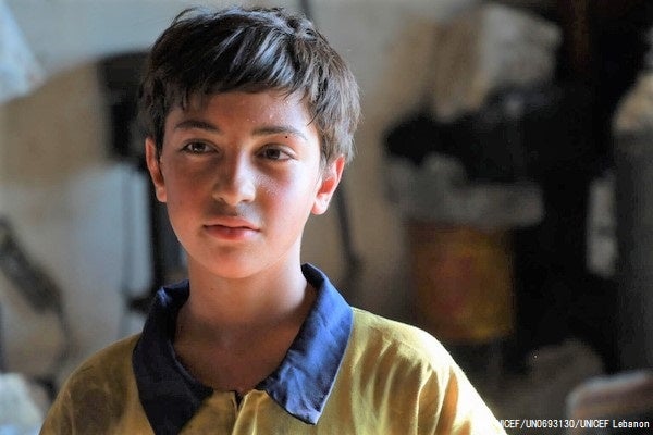 家族の生計を助けるために、夏休みの間、働くことを決めた13歳のバハーさん。(レバノン、2022年8月13日撮影) © UNICEF_UN0693130_UNICEF Lebanon