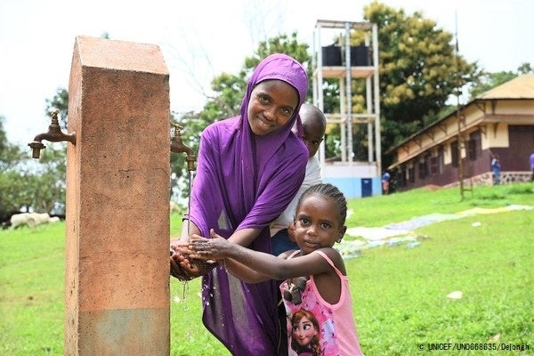 保健センターの外で手を洗う親子。(カメルーン、2022年6月撮影)©   UNICEF_ UN0668635_Dejongh