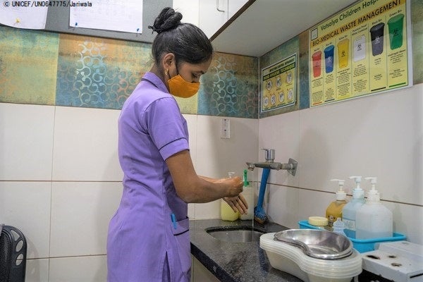 グジャラート州にあるクリニックで、石けんを使って手を洗うスタッフ。(インド、2022年5月撮影) © UNICEF_UN0647775_Jariwala