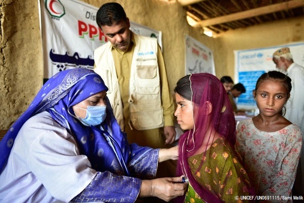 バロチスタン州・Sibi地区のユニセフと保健省が設置した移動式保健キャンプで、健康状態を診てもらう子どもたち。(パキスタン、2022年8月18日撮影) © UNICEF_UN0691115_Sami Malik
