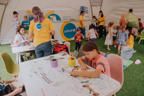 オデッサの子どもにやさしい空間で遊ぶ子どもたち。戦闘の被害を受けた子どもたちのために、心理社会的支援や保健、教育などのサービスを提供している。(ウクライナ、2022年7月29日撮影) © UNICEF_UN0692813_Amamdjan
