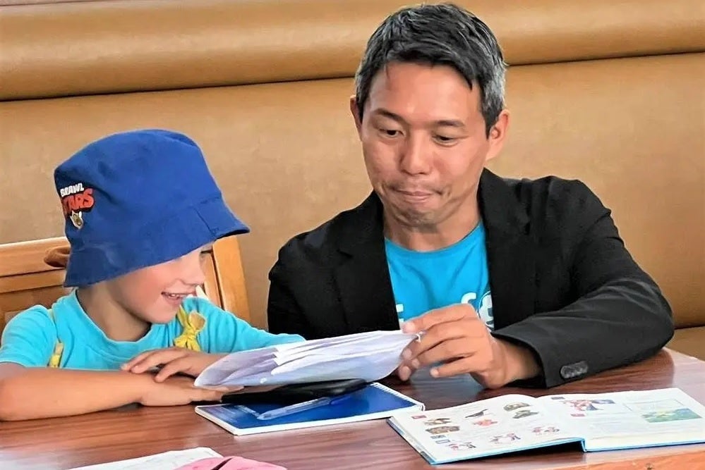 ウクライナ難民が滞在している施設で行われたブルガリア語の授業を見守る、UNICEF東京事務所 副代表の根本巳欧（ブルガリア・ヴァルナ近郊）©UNICEF