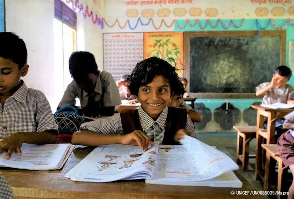 マハーラーシュトラ州の小学校で、国語の授業を受ける小学3年生の子どもたち。(インド、2022年7月撮影) © UNICEF_UN0685035_Magra
