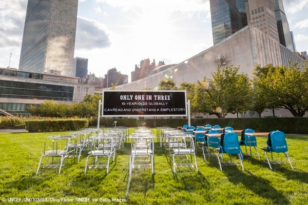 ニューヨーク国連本部で行われた展示「学習危機の教室」の様子。(米国、2022年9月14日撮影) © UNICEF_UN0703363_Chris Farber_UNICEF via Getty Images