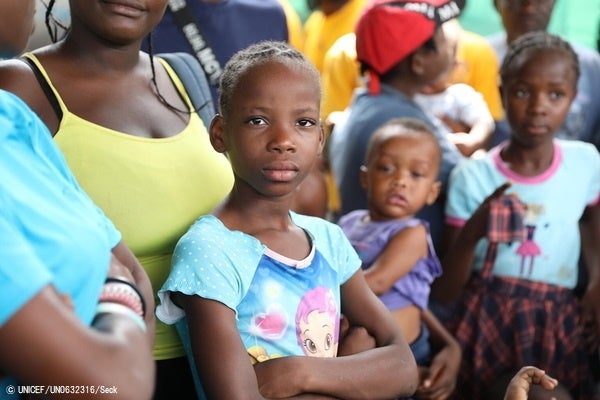 首都ポルトープランスの農村部で、ギャングによる暴力から逃れた子どもたち。(ハイチ、2022年4月撮影) © UNICEF_UN0632316_Seck