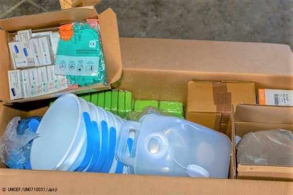 浄水剤、石けん、経口補水液、医薬品、点滴、医療機器などが入った、急性水溶性下痢症に対応するためのユニセフ支援物資。(2022年9月撮影) © UNICEF_UN0710031_Janji