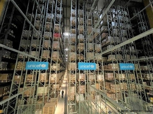 コペンハーゲンにあるユニセフの物資供給センターの様子。効率性を考えて設計されている。(デンマーク、2022年9月19日撮影) © UNICEF_UN0705431_Grarup