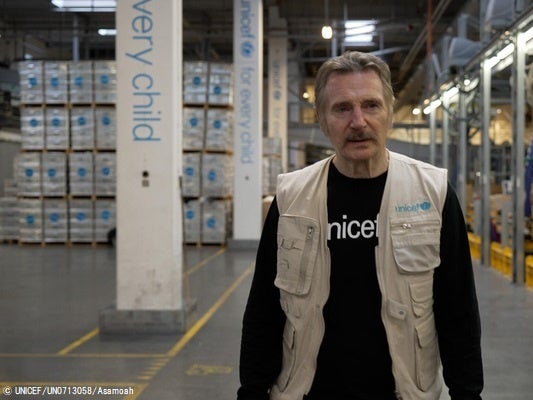 物資供給センターを訪れたリーアム・ニーソン ユニセフ親善大使。(デンマーク、2022年9月28日撮影) © UNICEF_UN0713058_Asamoah