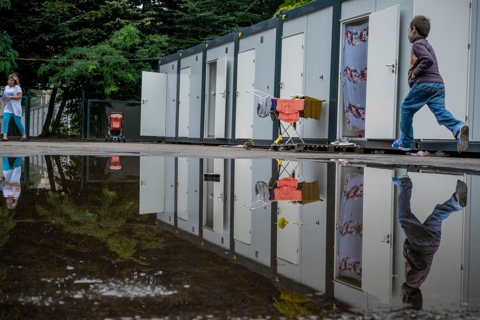 リヴィウにある一時避難場所で家族と暮らす避難民の子ども（ウクライナ、2022年8月12日撮影）(c) UNICEF_UN0686484_Gilbertson - Highway Child