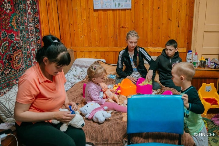 ハルキウ郊外にある仮設の共同住居で暮らす家族。爆撃から逃れるために避難しており、ユニセフの支援を受けている。(c)UNICEF