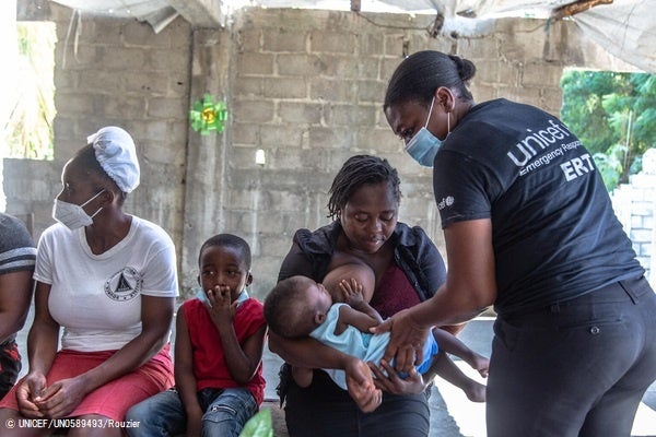 バランスを考えた食事の勉強や調理実習のイベントに参加する母親と子ども。(ハイチ、2022年1月撮影) © UNICEF_UN0589493_Rouzier