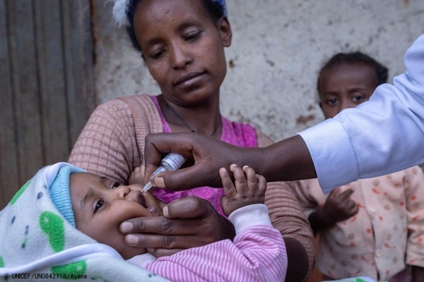オロミア州で行われた予防接種キャンペーンで、ポリオワクチンの投与を受ける赤ちゃん。(エチオピア、2022年4月撮影) © UNICEF_UN0642718_Ayene