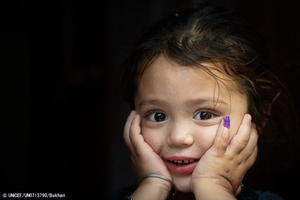 カラチでポリオの予防接種を受けた印を小指の爪につけてもらった4歳のギュルちゃん。(パキスタン、2022年2月撮影) © UNICEF_UN0713790_Bukhari