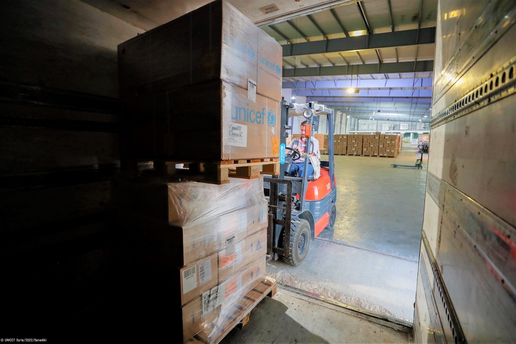 コレラ蔓延を防ぐためのユニセフ支援物資がシリアに届いた様子。（シリア、2022年10月撮影）© UNICEF Syria_2022_Sanadiki
