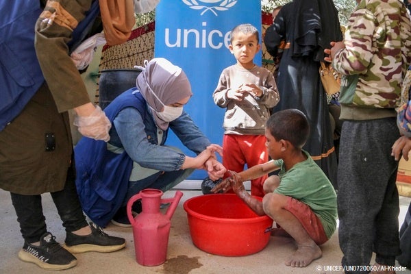 デリゾールの村で、ユニセフの保健・栄養支援チームのスタッフから、手洗いの仕方を学ぶ9歳のアメールくん。(シリア、2022年10月4日撮影) © UNICEF_UN0720060_Al-Kheder