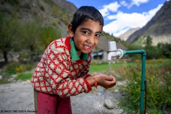 ヒマーチャル・プラデーシュ州の自宅の水道から水を飲む7歳のナブニトくん。(インド、2022年10月7日撮影) © UNICEF_UN0720824_Panjwani