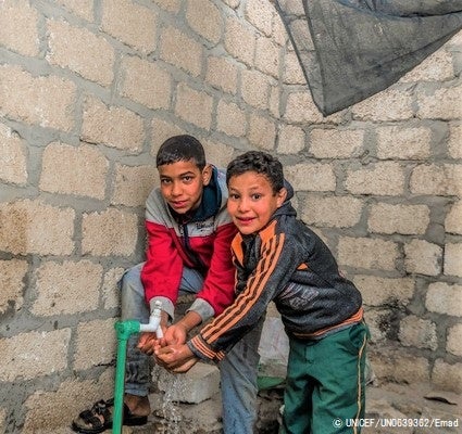 ファイユーム州の村で、自宅に設置された水道を使う子どもたち。エジプトは年間約70億㎥の水不足に直面している。(エジプト、2022年1月撮影) © UNICEF_UN0639362_Emad
