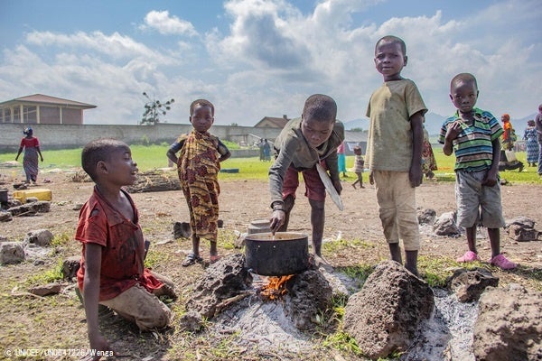 東部北キブ州の戦闘激化により、ルチュル地域のキワンジャに逃れた子どもたち。(コンゴ民主共和国、2022年6月撮影) © UNICEF_UN0647226_Wenga