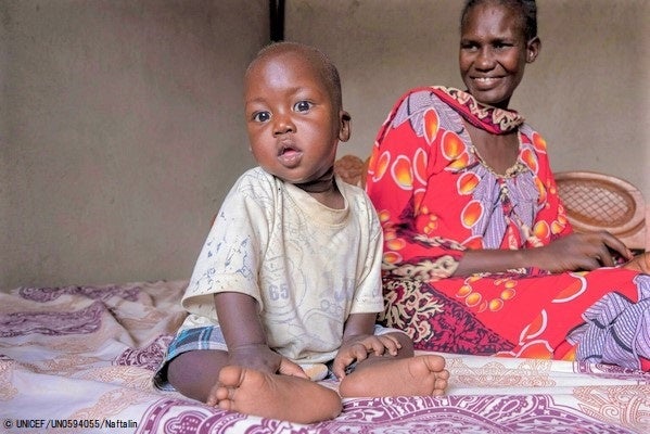 ジュバのユニセフが支援する安定化センターに、重度の急性栄養不良と肺炎、下痢の症状により1週間入院した生後6カ月のアーネイくん。状態は回復し、無事退院することができた。(南スーダン、2022年2月撮影) © UNICEF_UN0594055_Naftalin
