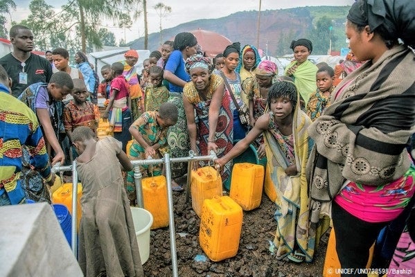 ルチュル地域からカニャルチニャ国内避難民キャンプに逃れ、ユニセフが設置した水道から水を汲む人たち。(コンゴ民主共和国、2022年11月1日) © UNICEF_UN0728598_Bashizi