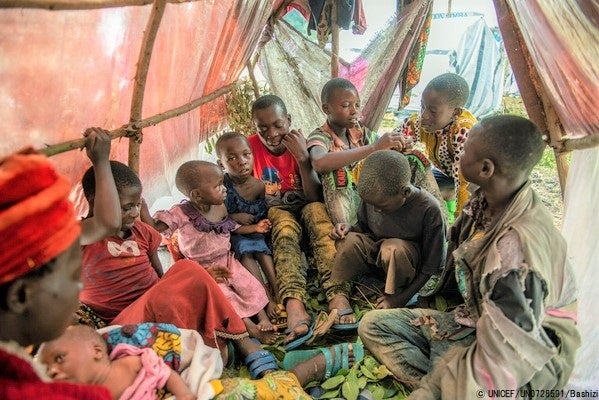ルチュル地域からカニャルチニャ国内避難民キャンプに逃れてきた家族。「テントの中は狭く、年上の子どもたちは、弟や妹にテント内のスペースを譲って、時々外で眠ります」と、母親は話す。(コンゴ民主共和国、2022年11月1日撮影) © UNICEF_UN07285