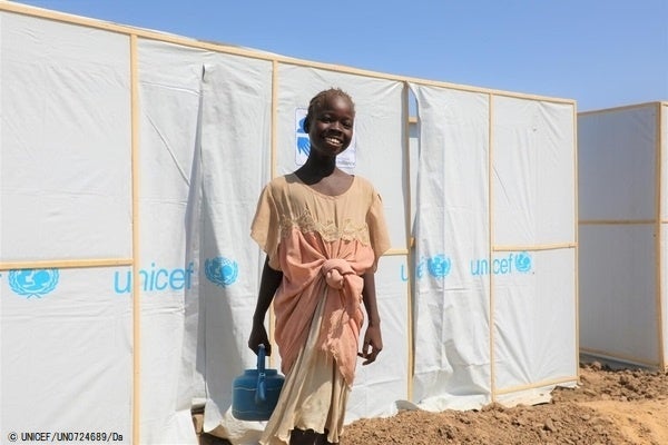 ンジャメナで洪水の影響で家を失い、一時避難所に避難しているファティマさん。(チャド、2022年10月16日撮影) © UNICEF_UN0724689_Da