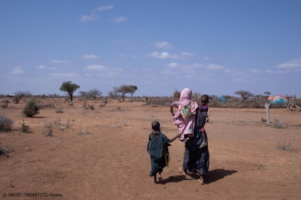 食料と水を求め、3時間かけて国内避難民キャンプへ移動する家族。「1年前から雨が降らず、家畜が死んでいき、売ることも食べることもできない」と話す。(エチオピア、2022年4月撮影)© UNICEF_UN0627273_Ayene