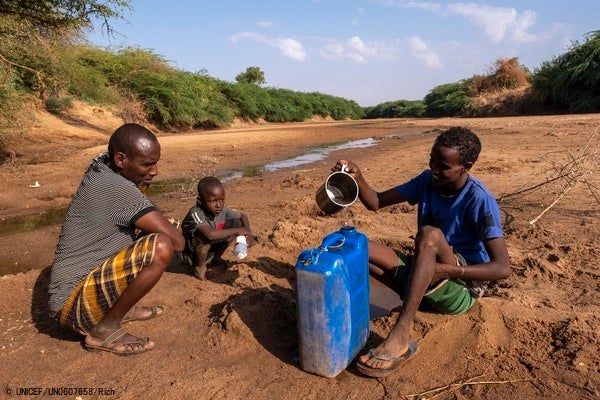 乾いたドロー川から、汚れた水を汲む家族。(ソマリア、2022年3月撮影) © UNICEF_UN0607658_Rich