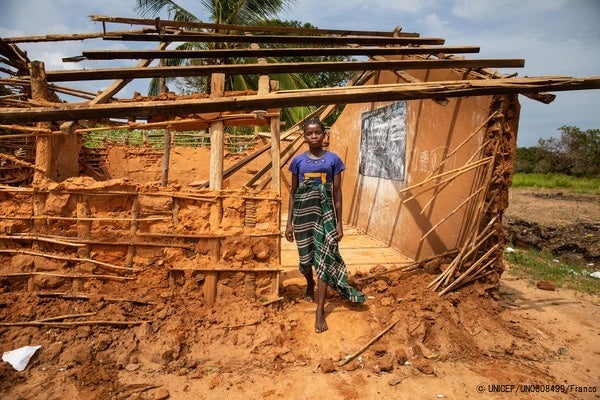 サイクロンにより破壊された小学校の前に立つ13歳のマリアーノさん。(モザンビーク、2022年3月撮影) © UNICEF_UN0608499_Franco