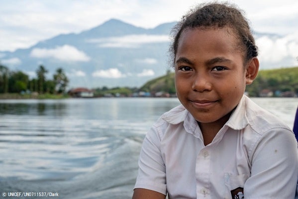 パプア州の農村部から学校へ通学するためにボートを使う、小学6年生のシャーリーさん。パプア州の農村部では、5歳以上の子どもの約50％が学校に行っていないが、都市部は5％のみに留まっており、先住民族の子どもは学校へ通いにくい問題がある。(インドネシア、2022