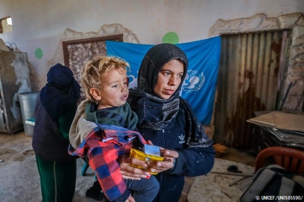 ハサカの避難所にあるユニセフが支援する移動式クリニックで、子どもの下痢の治療薬を受け取った母親。北東部で暴力が続いており、子どもの保護を緊急に必要としている。(シリア、2022年1月) © UNICEF_UN0585590_