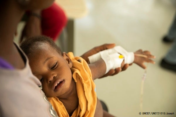 ポルトープランスで、コレラに感染したため、手に点滴をされて治療を受ける子ども。(ハイチ、2022年10月14日撮影) © UNICEF_UN0721018_Joseph